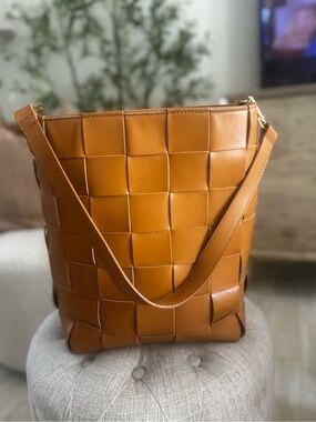 Woven Leather Bucket Bag - Tan
